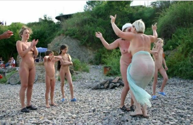 Nudists dance [Pure naturism]