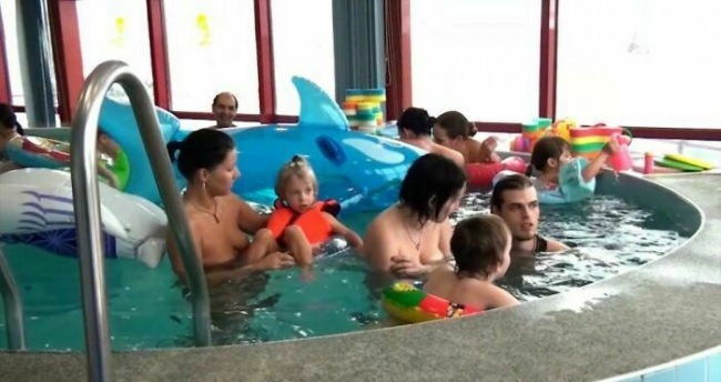 Family nudism of video - days off in the pool [Pure naturism]